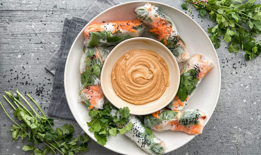 Friske forårsruller med peanutbutter dip